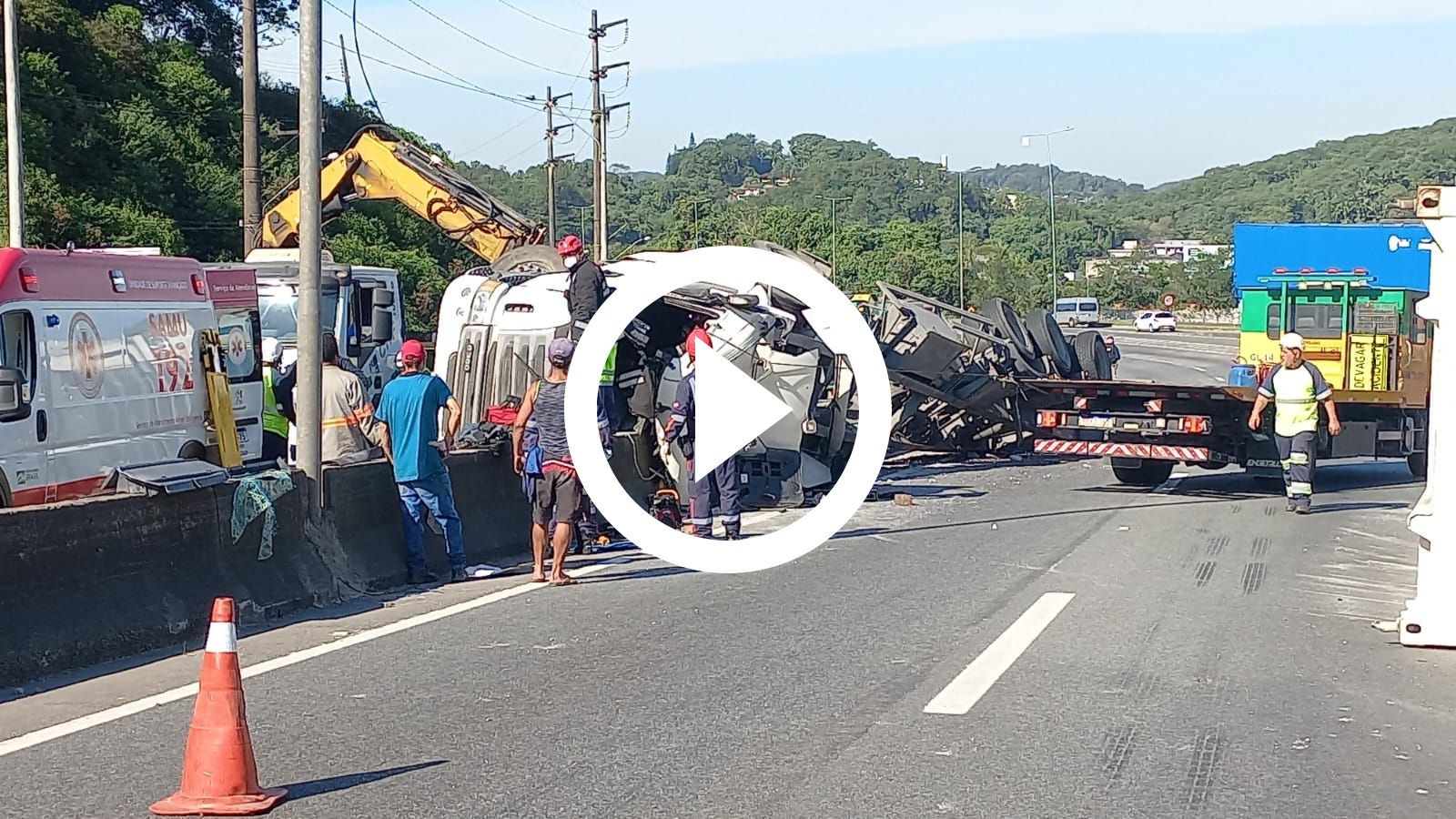 VÍDEO Carreta que transportava container tomba na BR 101 em Joinville