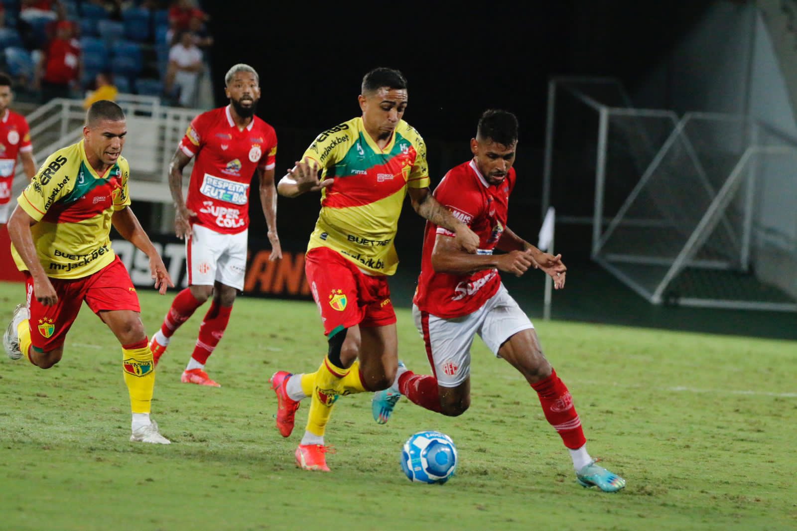 Brusque leva gol no fim e perde para o América RN na Série C