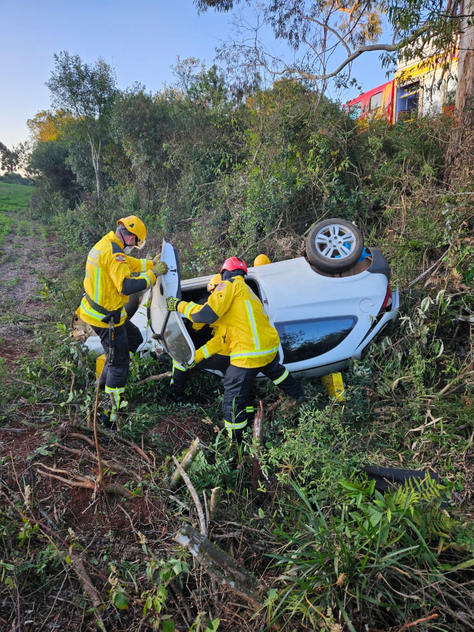 Carro Cai Em Ribanceira E Duas Pessoas Morrem Em Campos Novos