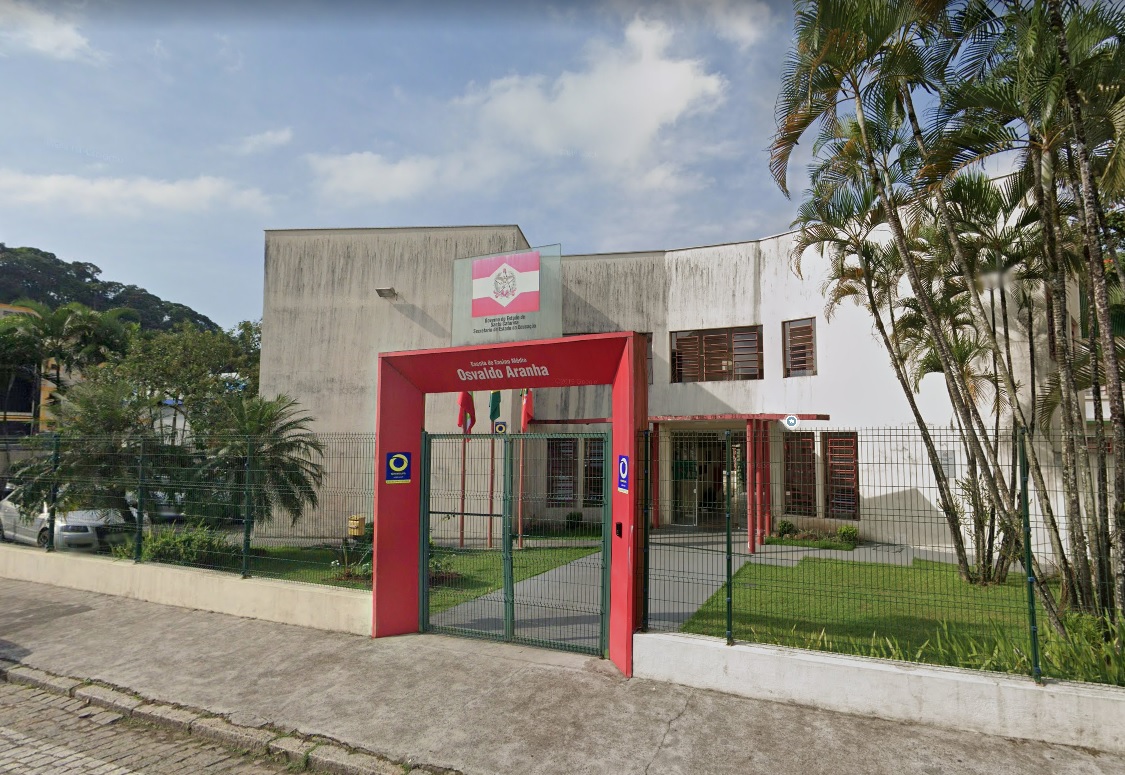 Homem Preso Ap S Furtar Escola Em Joinville