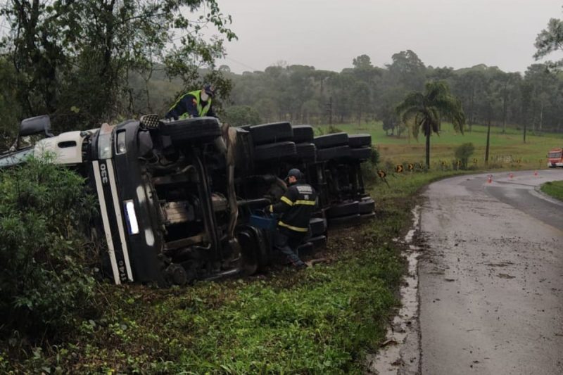 Caminhão tomba e motorista sai praticamente ileso em Papanduva