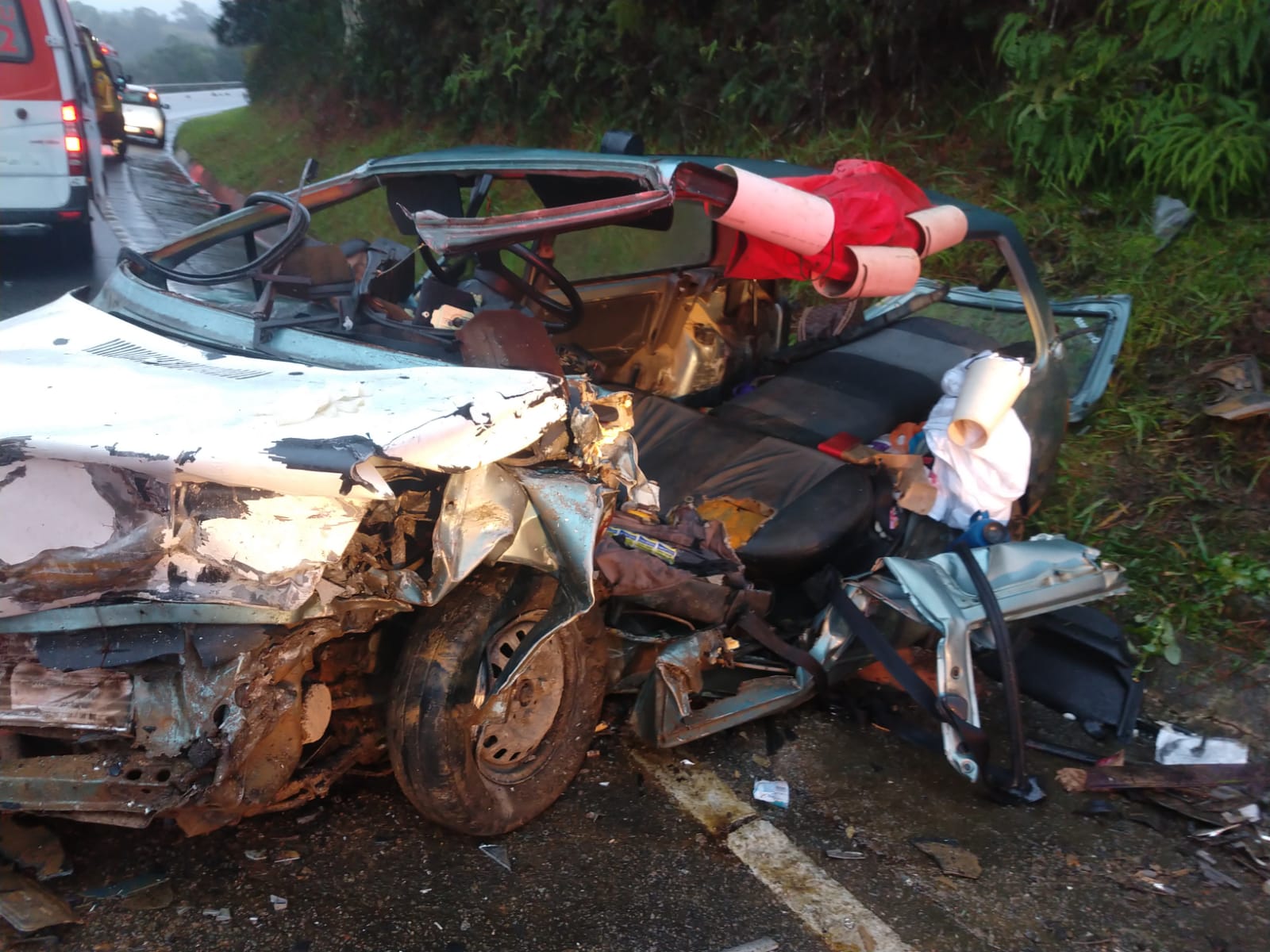 Veículos ficam destruídos após acidente violento na BR 282 em Rancho