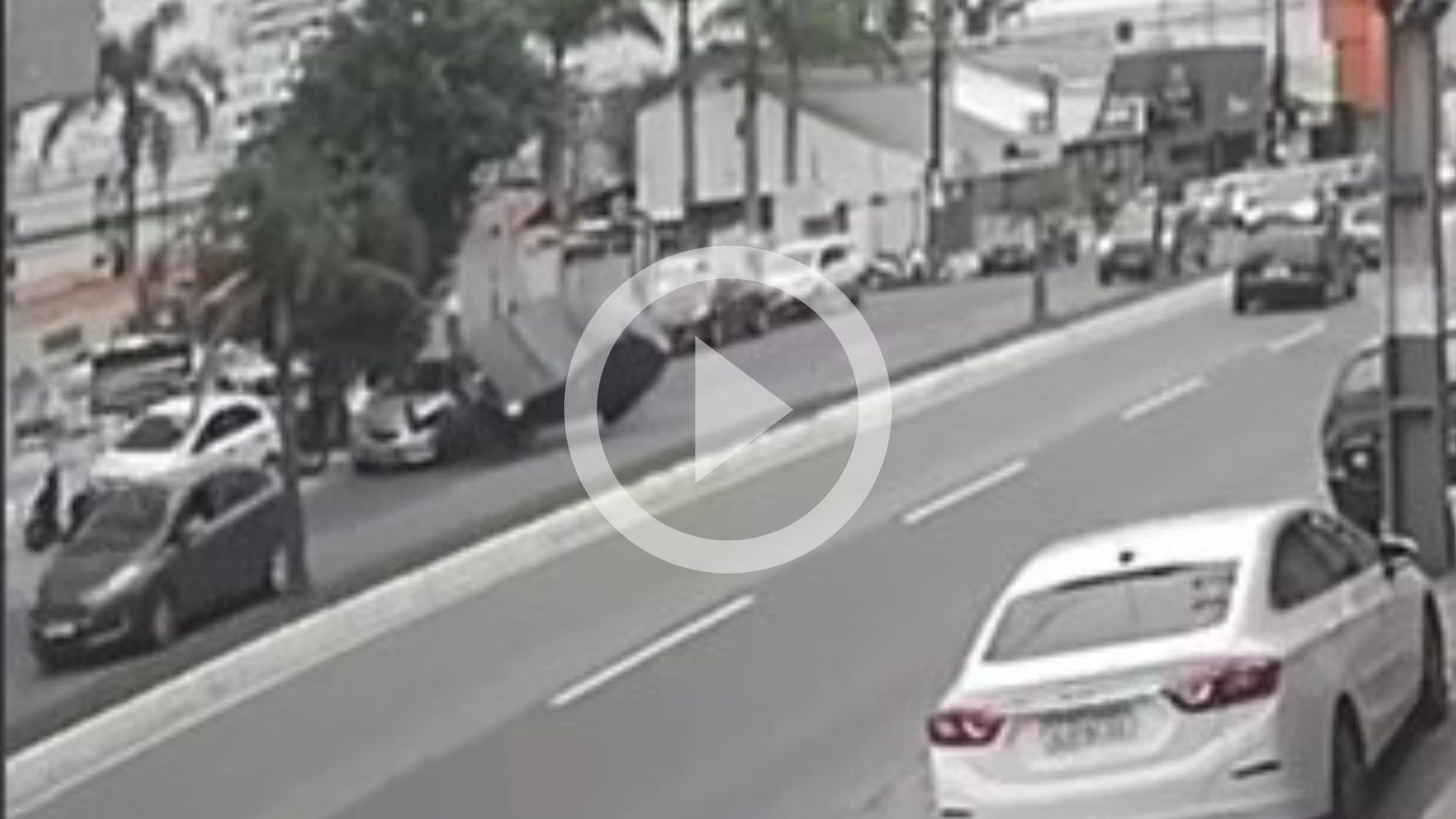 VÍDEO Carro capota ao bater de lado e acidente causa filas em