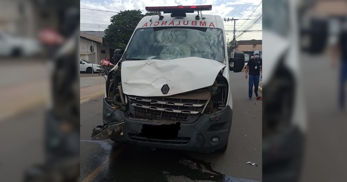 Colis O Entre Motocicleta E Ambul Ncia Deixa Jovem Levemente Ferido No