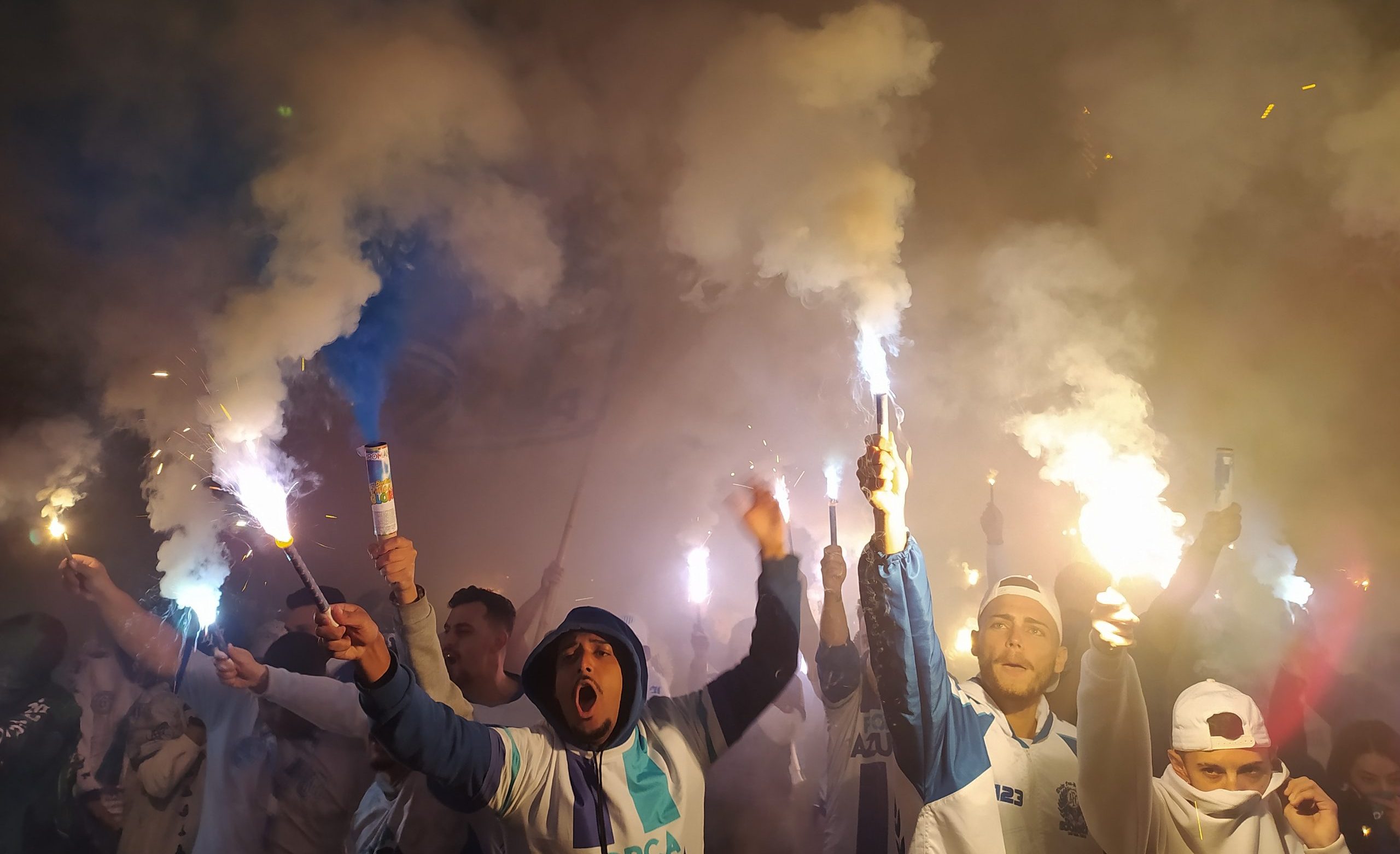 Apoio De Jogadores Torcida Do Ava Prepara Recep O Hist Rica