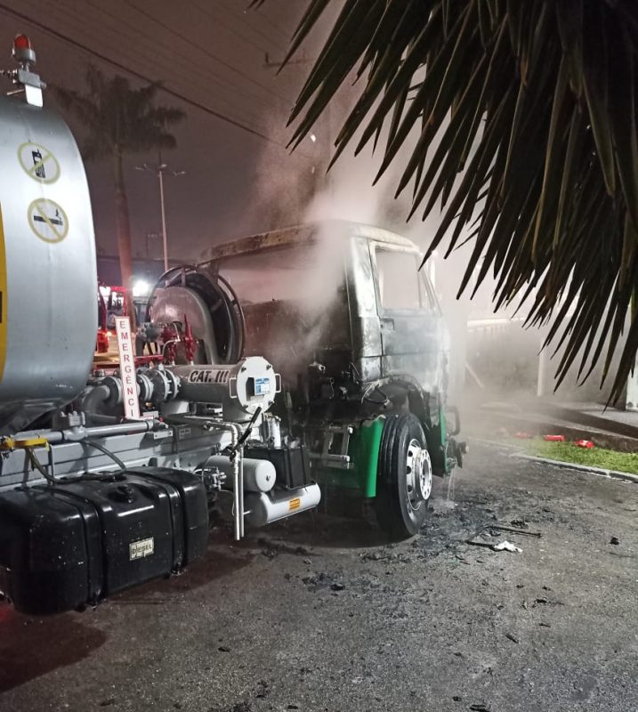 Caminhão tanque carregado combustível pega fogo no Litoral Norte