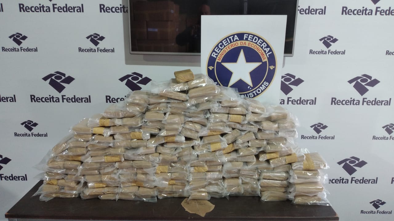 Anabolizantes e 52 kg de maconha são apreendidos em ônibus de turismo