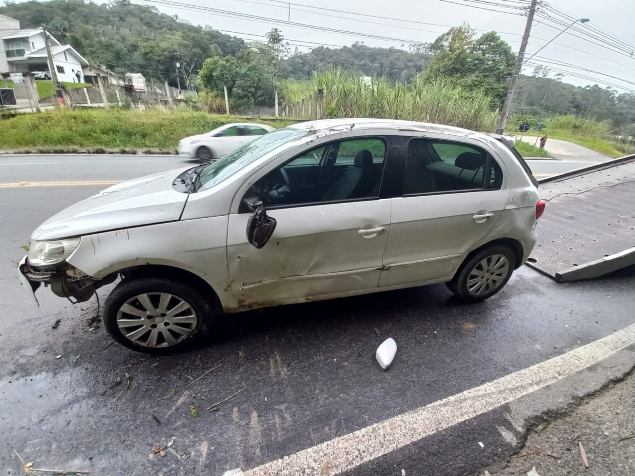 FOTOS Carro capota e mulher é levada ao hospital após acidente na SC