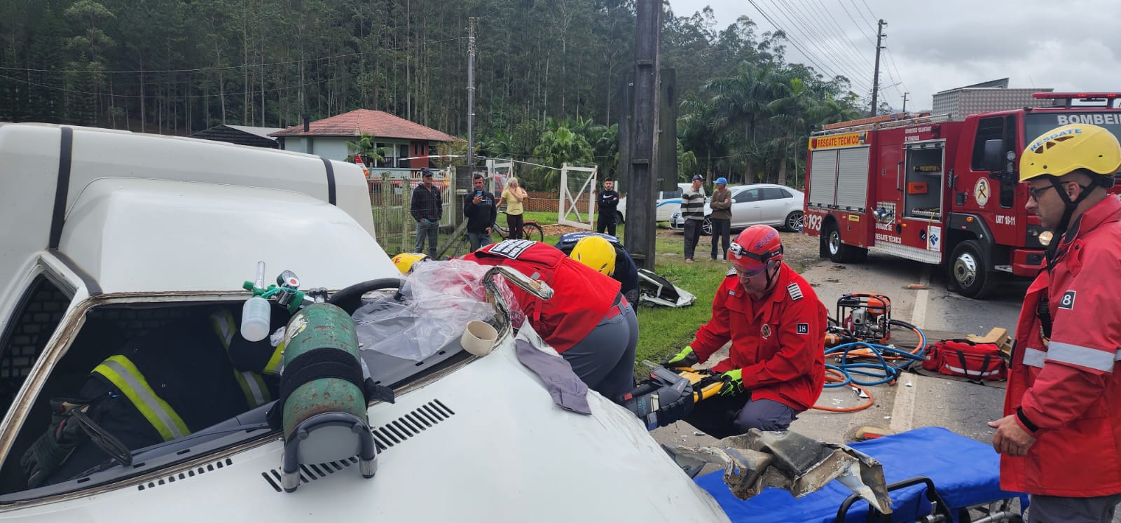 Motoristas ficam presos dentro de veículos após acidente na SC 110 em