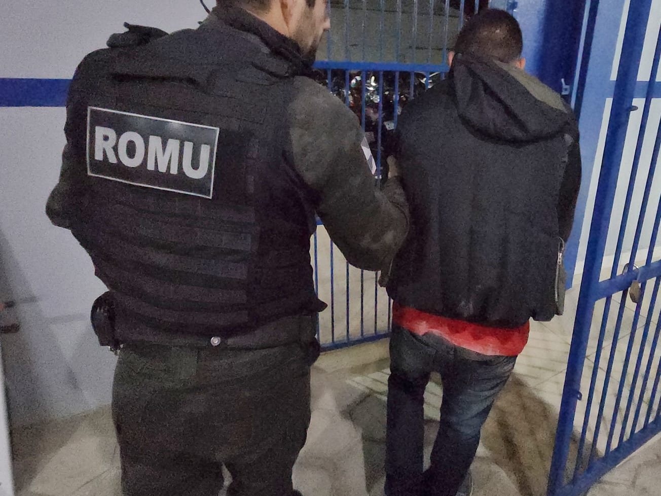 Armados Tr S Homens Invadem Casa Em Balne Rio Cambori E Fazem Ref Ns