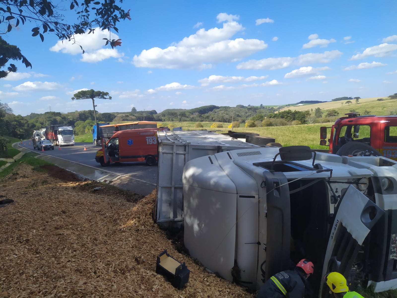 Caminh O Carregado Tomba Na Br Em Xanxer E Motorista Fica Ferido