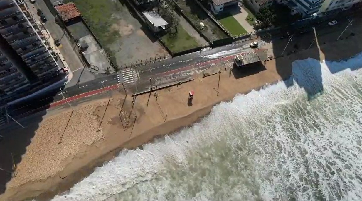 V Deo Ressaca Atinge Barra Velha E Ruas S O Invadidas Pelo Mar E Areia