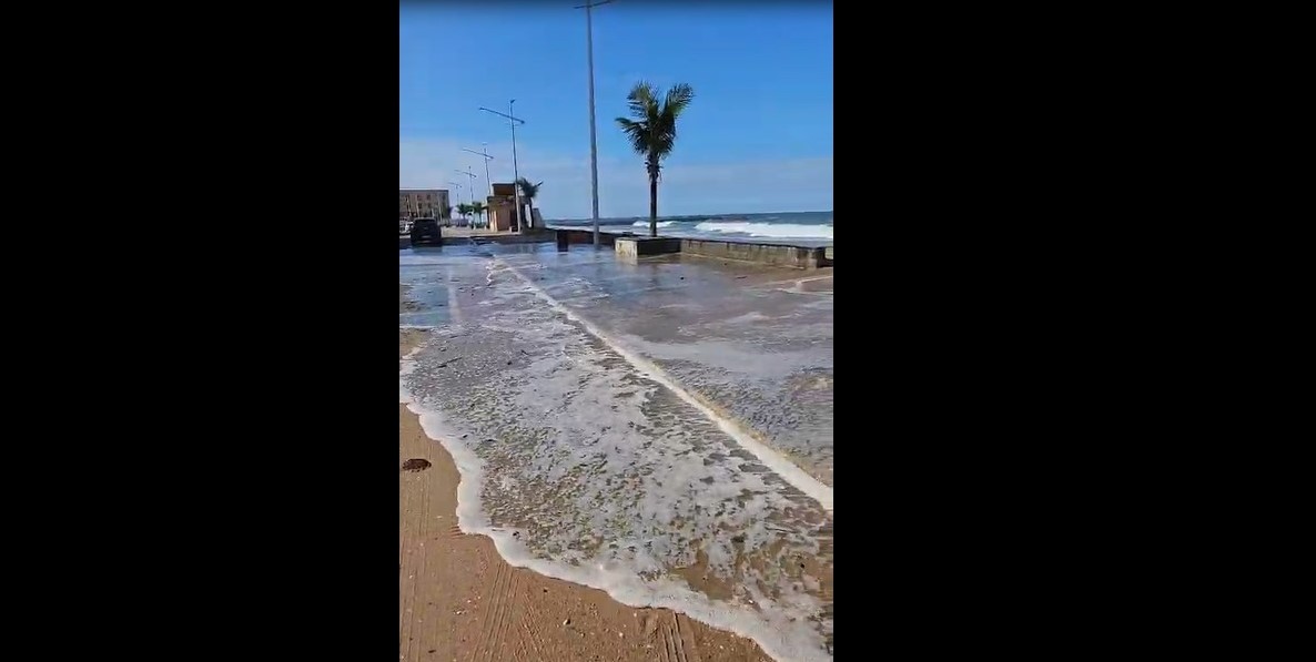 VÍDEO Ressaca atinge Barra Velha e ruas são invadidas pelo mar e areia