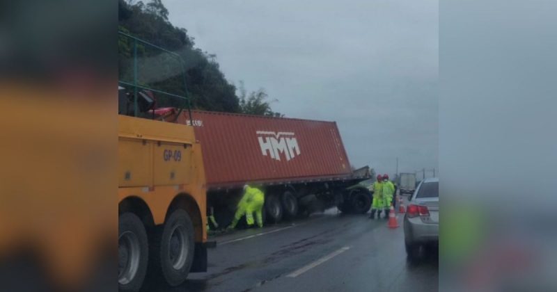 Carreta Tomba Na Br E Provoca Congestionamento De Km Em Bigua U