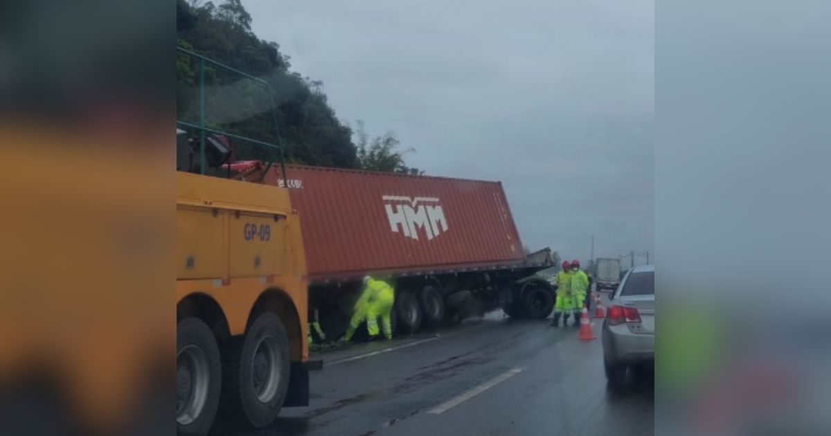 Carreta tomba na BR 101 e provoca congestionamento de 8 km em Biguaçu