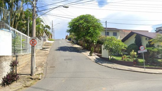 Passageiro é encaminhado ao hospital após colisão entre três carros em