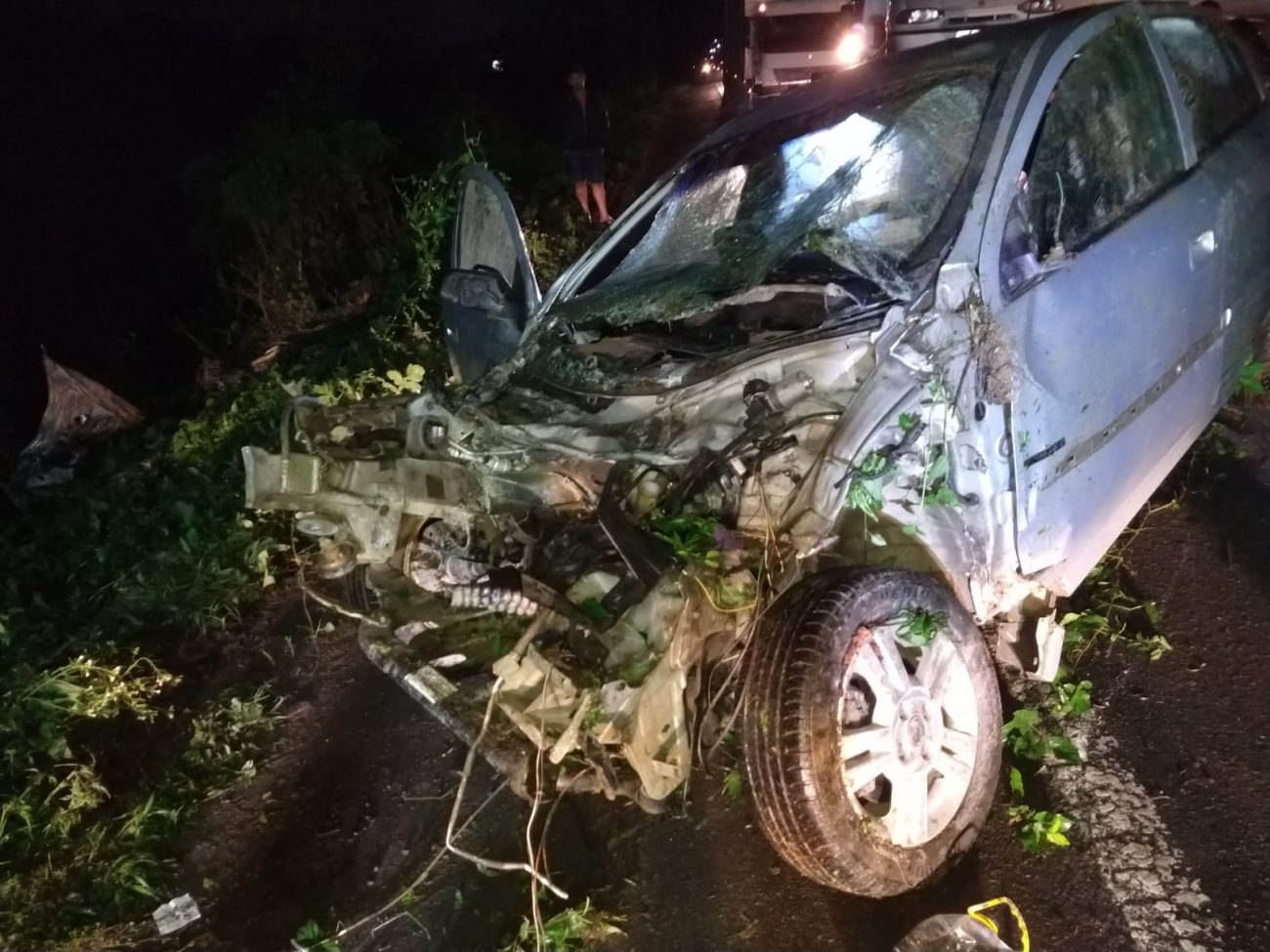 Ap S Batida Violenta Na Br Carro Cai Em Ribanceira E Ocupantes