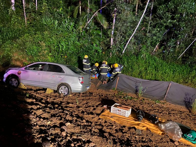 Mulher Fica Presa S Ferragens Ap S Carro Cair Em Barranco S Margens