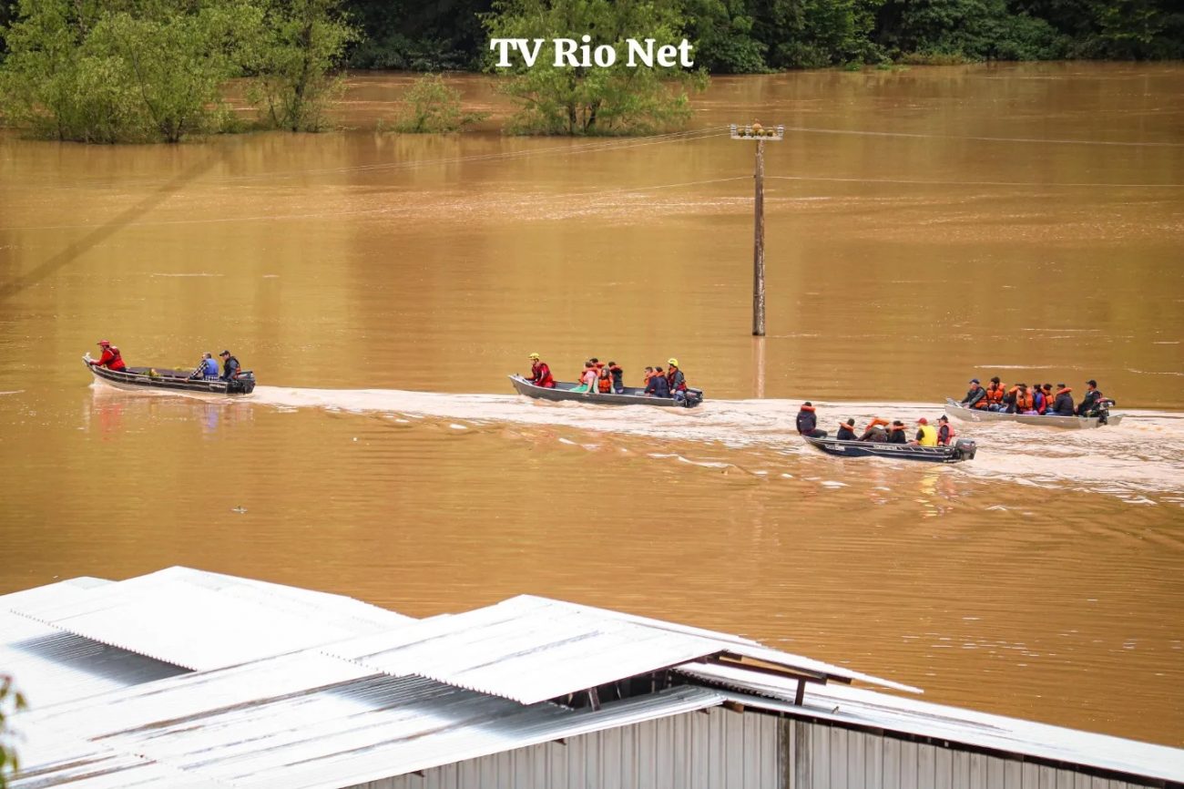 Fotos Barco Usado Para Transportar Corpo At Cemit Rio Durante