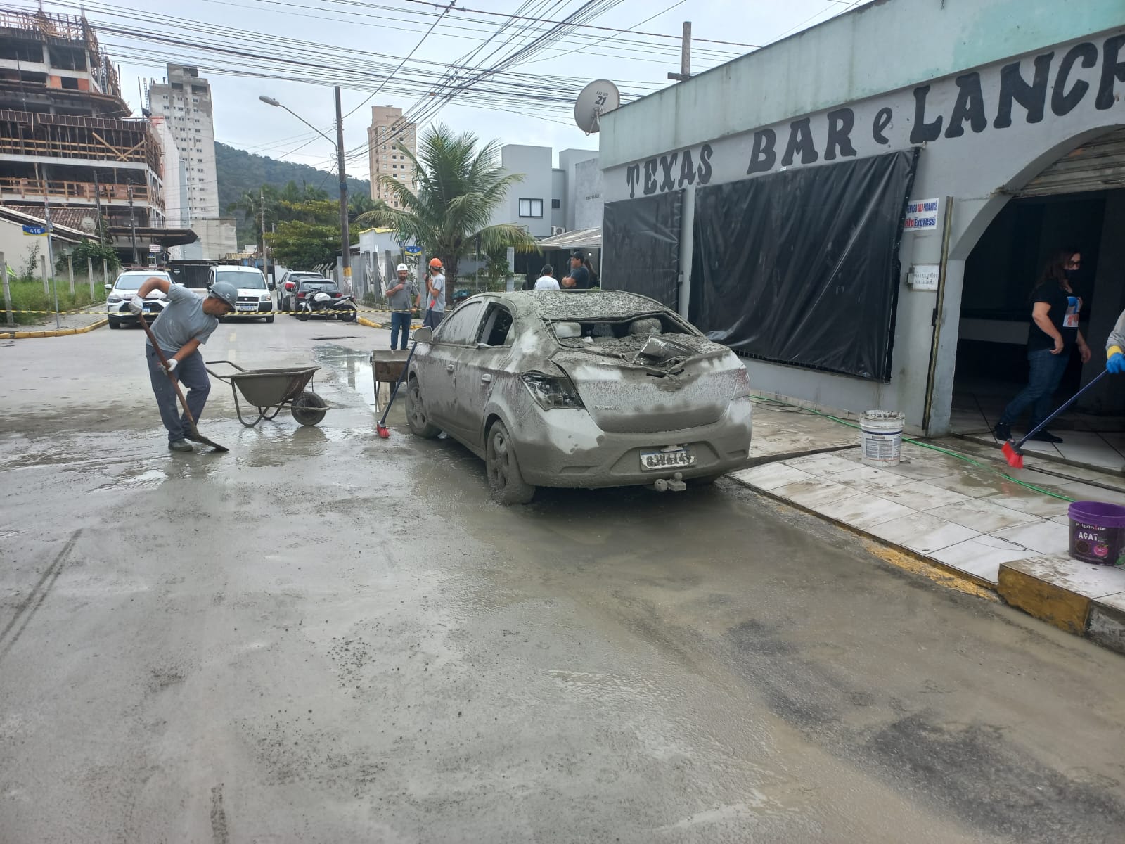 Concreto Cai De Pr Dio Em Constru O E Atinge Carro Estacionado Em Itapema