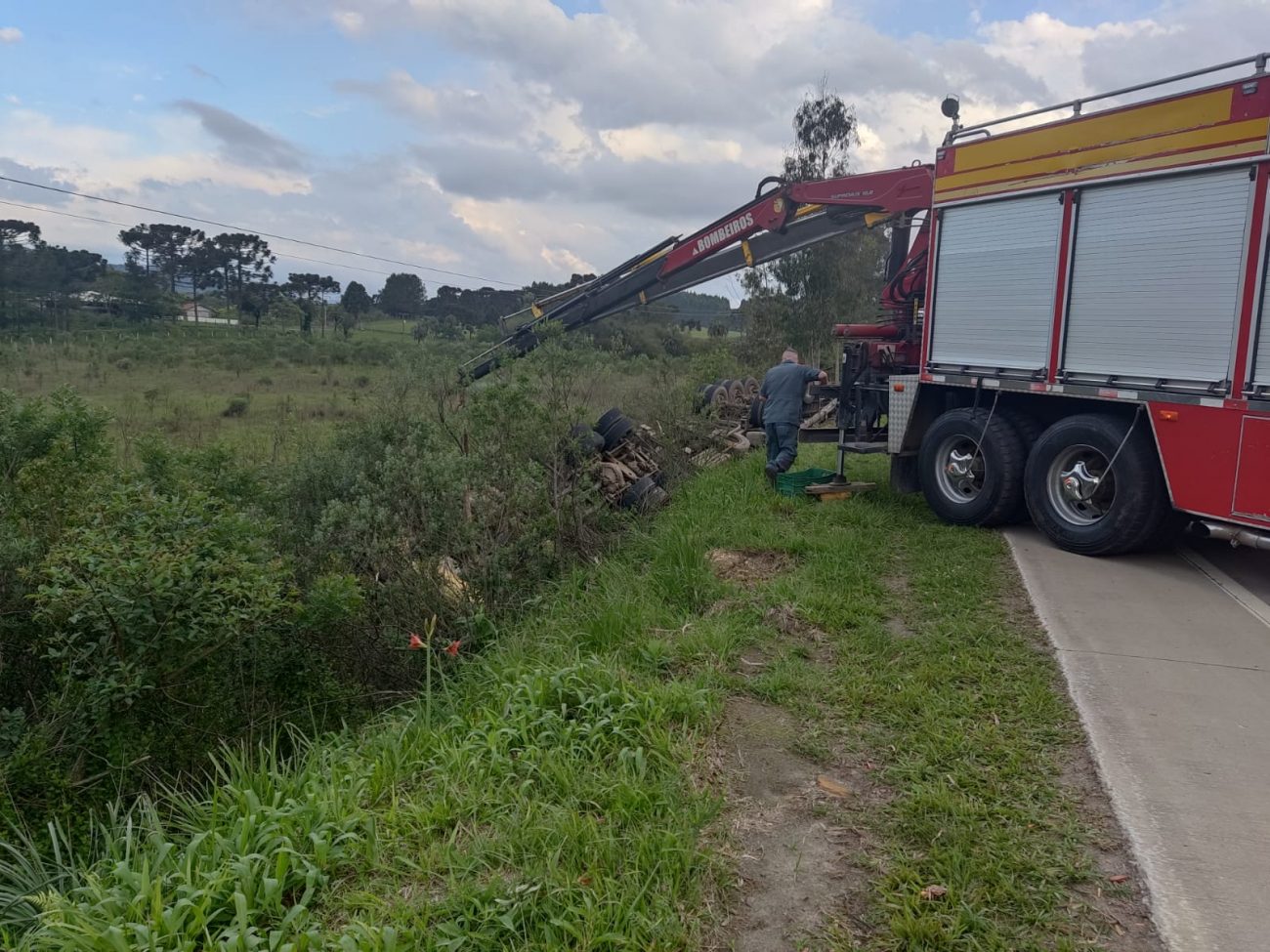 Caminhoneiro morre ao capotar caminhão carregado de madeira e ficar