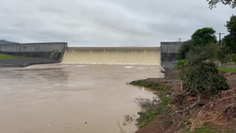 Defesa Civil retoma operação de comporta da barragem em Taió após