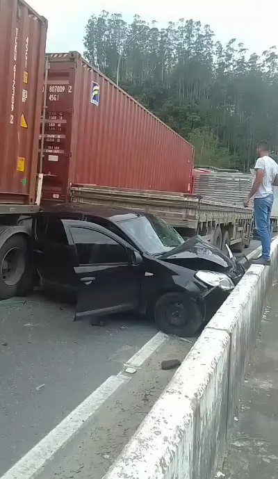 Fotos Acidente Envolve Ve Culos Em Ponte Da Br E Provoca Caos No