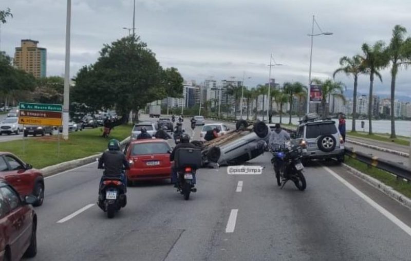 Carro Capota E Pessoas Se Ferem Em Acidente Na Beira Mar De Florian Polis