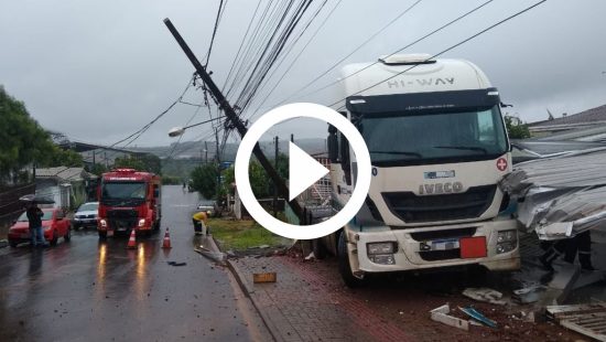 Imagens Impressionantes Mostram Caminh O Desgovernado Invadindo Casa Em