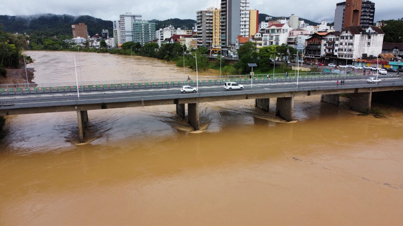 Imagens de drone revelam a situação do Rio Itajaí Açu em Blumenau veja