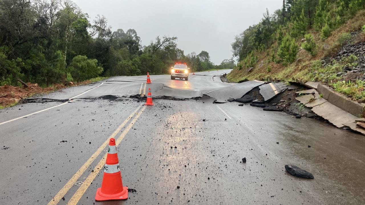 Quedas De Barreira E Rachaduras Interditam Rodovias Estaduais Em Santa