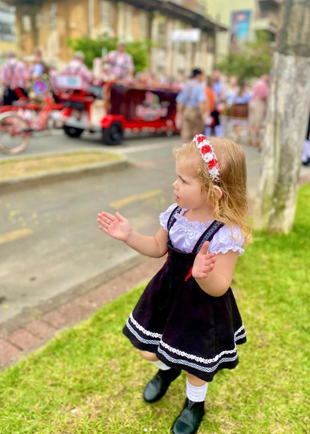 Fotos Menina De Anos Encantou O P Blico No Desfile Da Oktoberfest