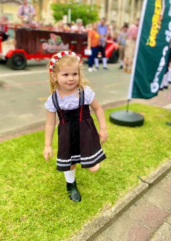 FOTOS Menina de 2 anos encantou o público no desfile da Oktoberfest