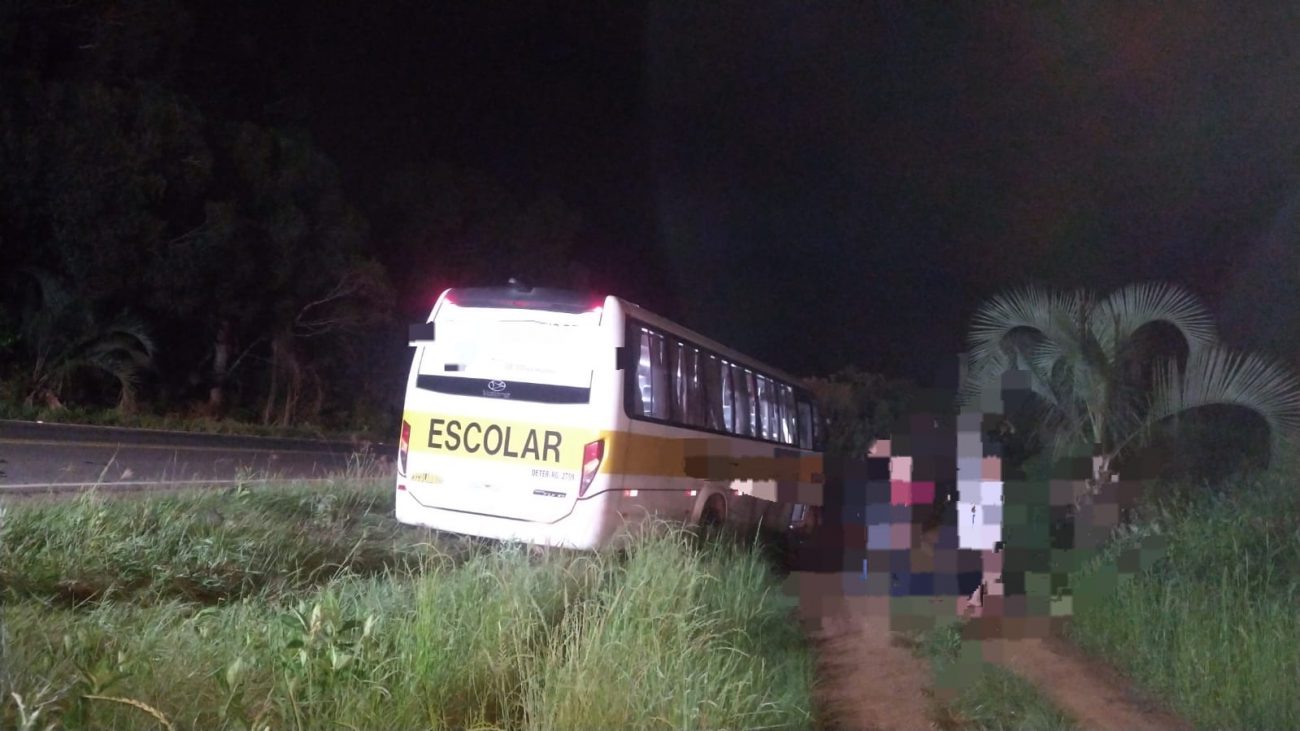 Acidente entre carro e micro ônibus mais de 20 passageiros deixa um