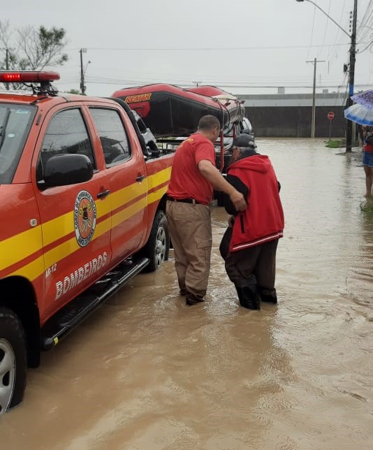 Fam Lias Ficam Ilhadas Pela Gua Da Chuva E S O Resgatadas Em Itaja Fotos