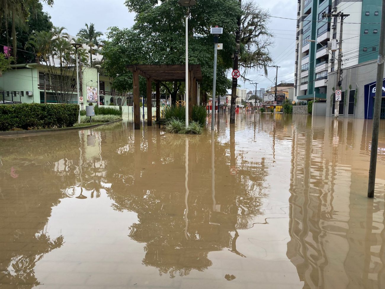 Fotos E V Deos Blumenau Amanhece Ruas Alagadas Em Meio Enchente