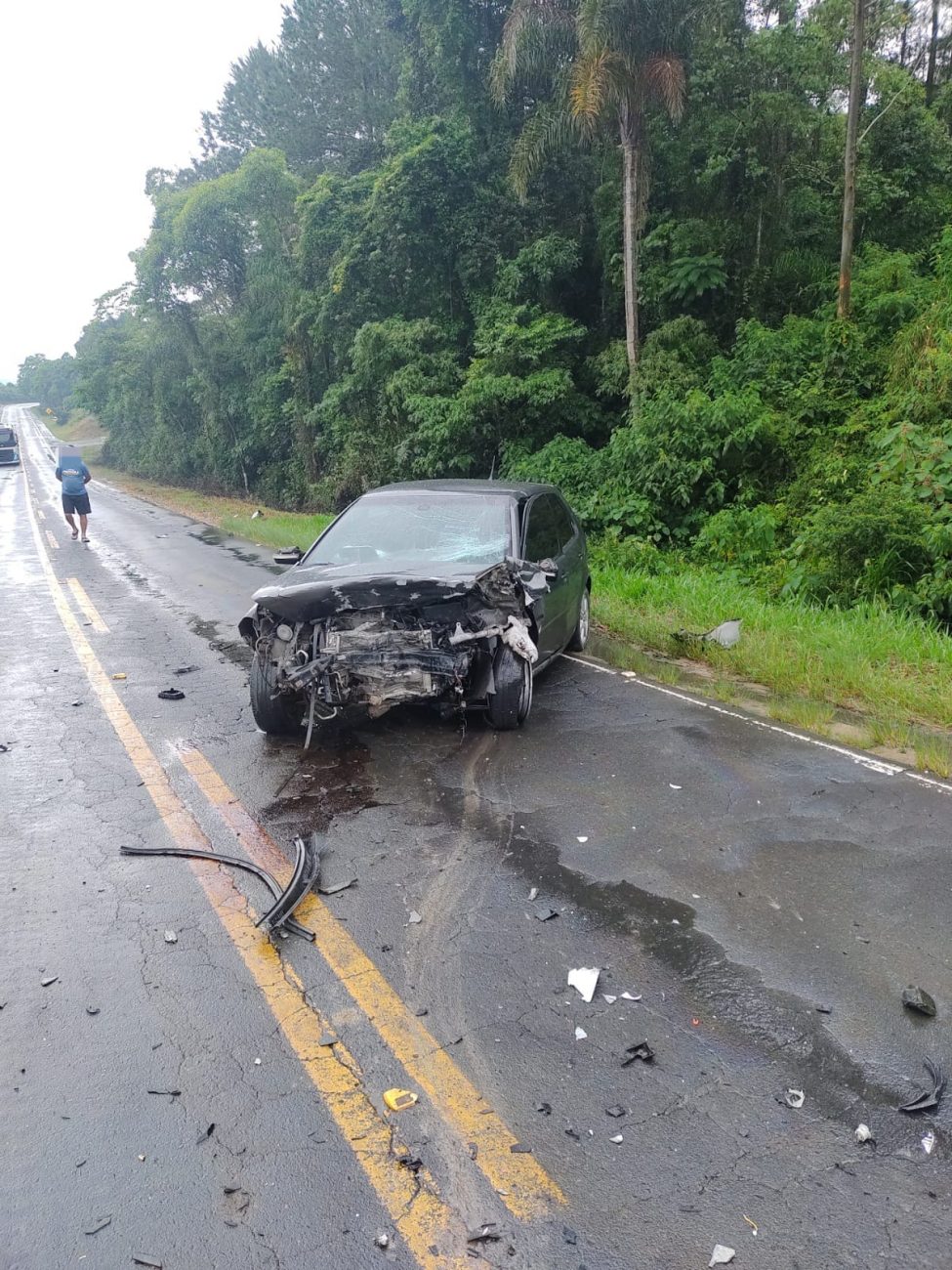 Batida de frente mata uma pessoa e deixa carros destruídos em SC FOTOS