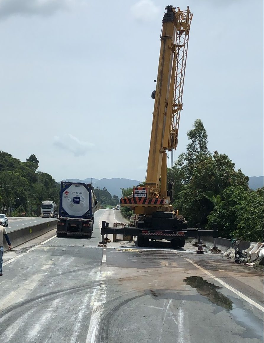 Ap S Tombamento De Caminh O Em Bigua U Filas Chegam A Km E Afetam