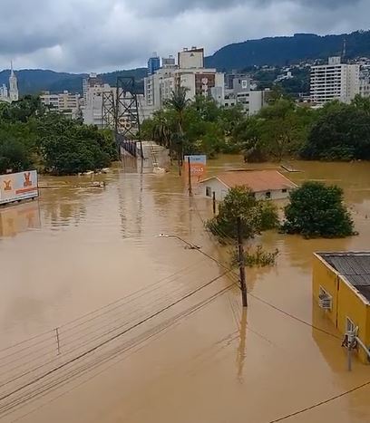 Vídeo mostra casa sendo arrancada do chão e arrastada durante enchente