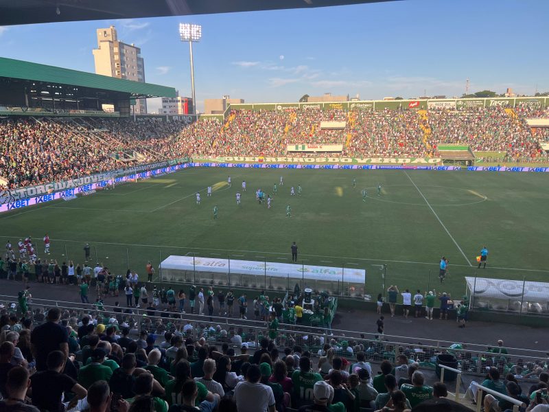 Chapecoense vence conta o improvável e fica na Série B em 2024