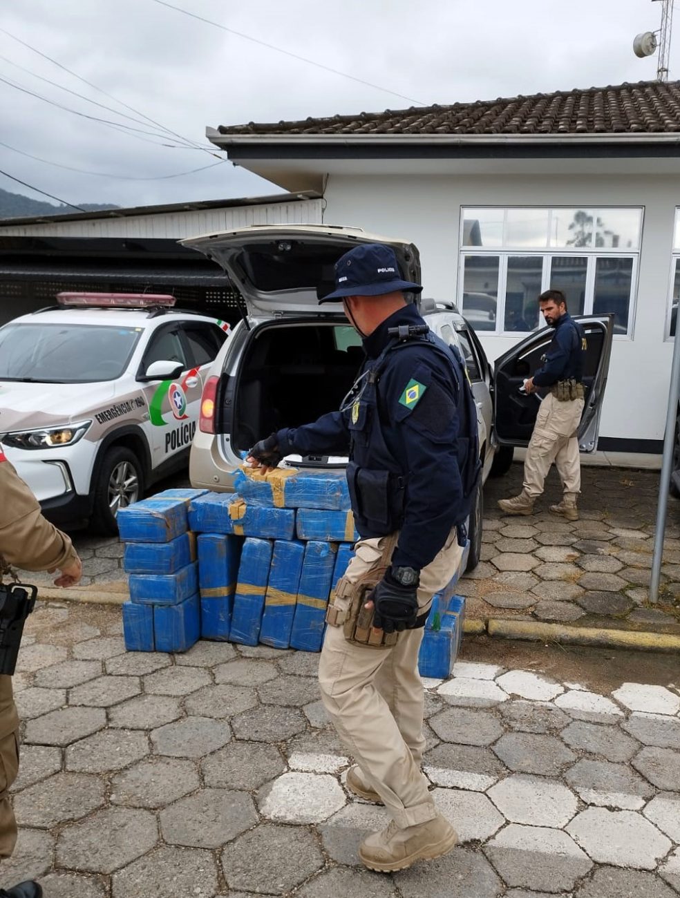 Ação da PRF PM e Polícia Civil apreende mais de 300 kg de maconha no