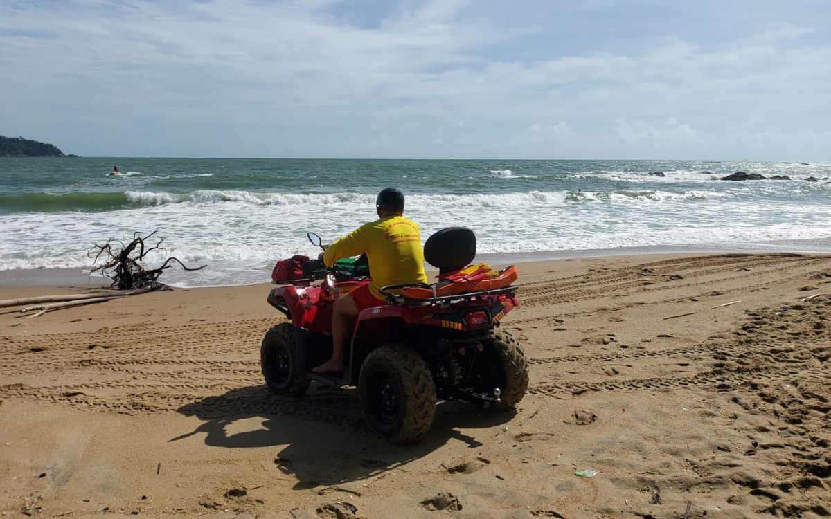 Bombeiros intensificam buscas por vítima de afogamento na Praia da