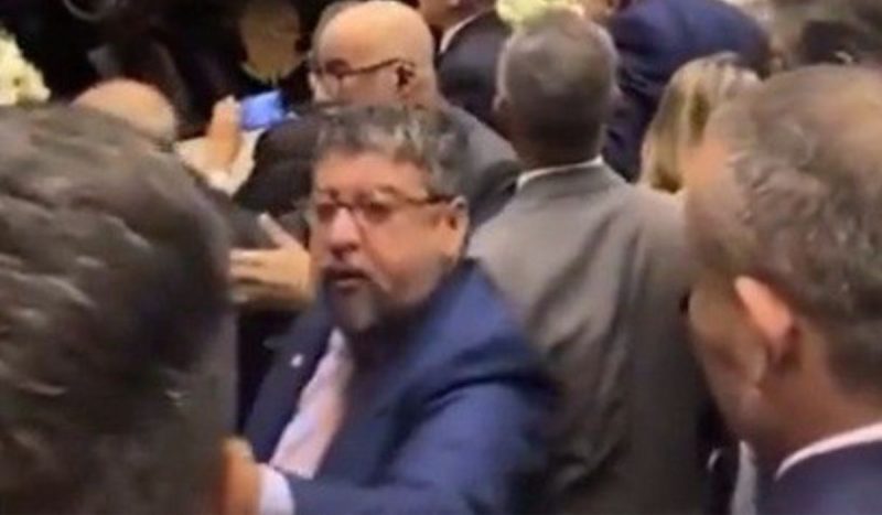 V Deo Deputado Do Pt D Tapa Em Colega No Congresso