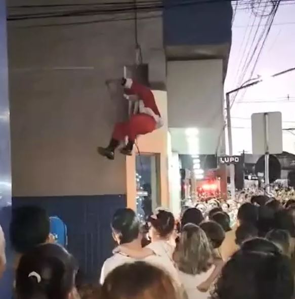 Chegada Desastrosa Papai Noel Fica Pendurado Pela Barba Em Descida De