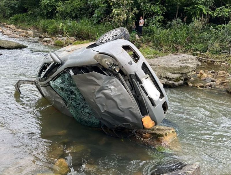 SC carro capota na BR 282 e cai de altura de 10 metros em rio família