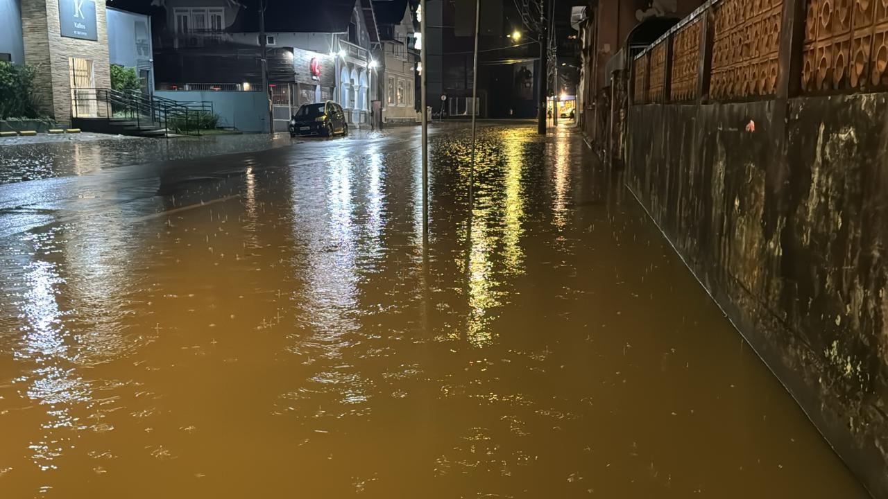 Fotos Casa Fica Destru Da Ap S Teto Desabar Por Conta De Temporal Em