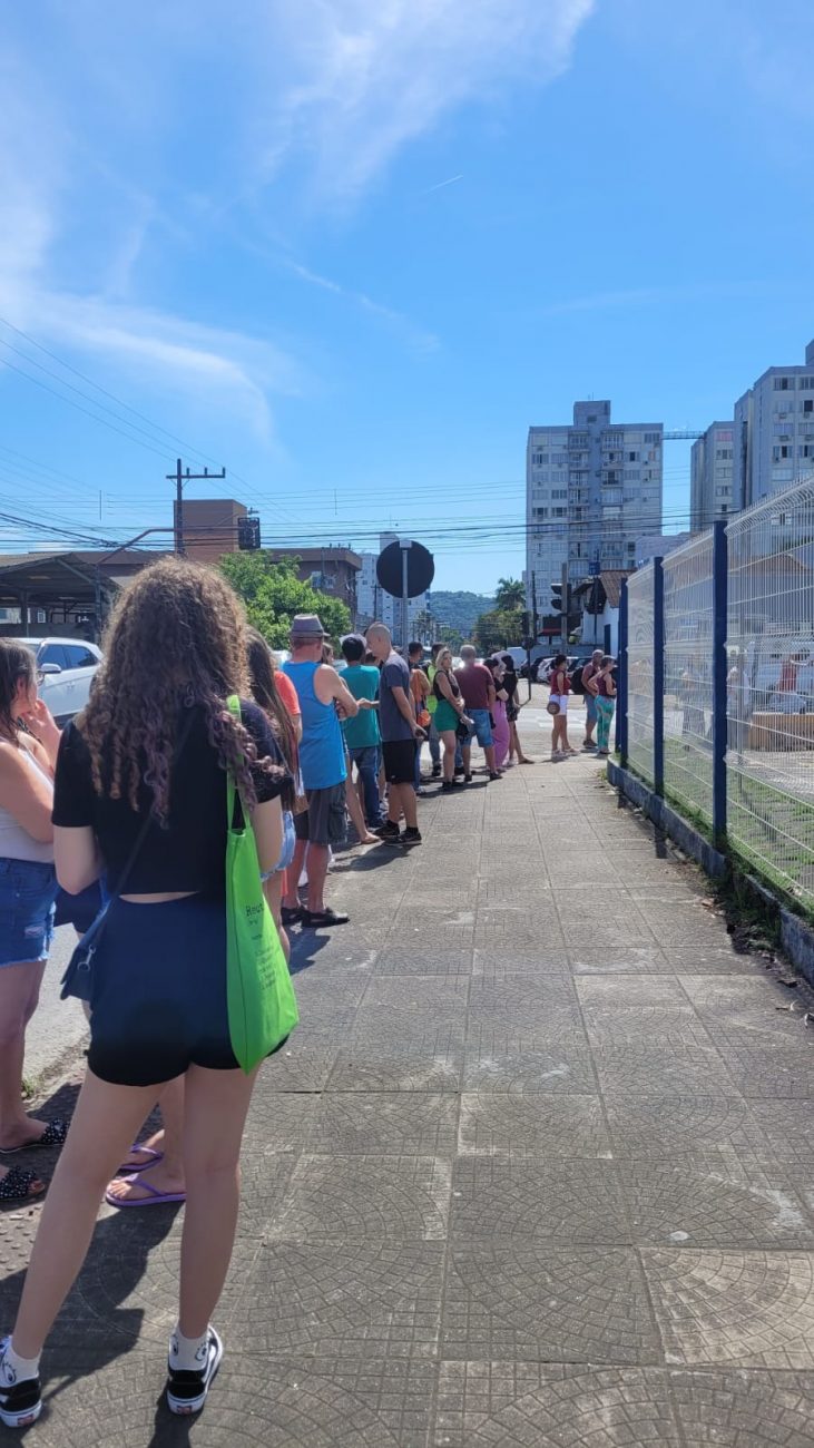 Detran de Joinville tem fila quilométrica para atendimento e anuncia