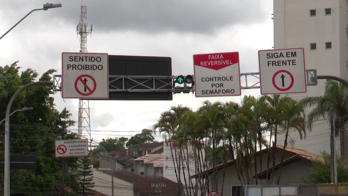 Comunidade de Blumenau cobra melhorias em via faixa reversível após