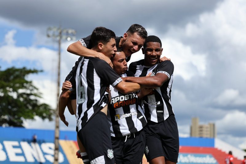 VÍDEO Atacante do Figueirense vira candidato ao gol do ano em