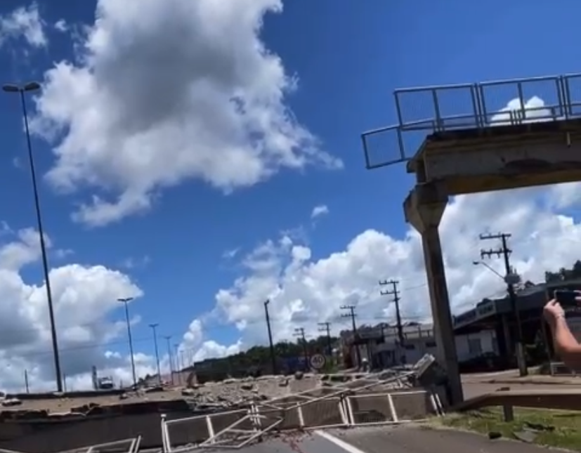 VÍDEO Carreta derruba passarela em Chapecó